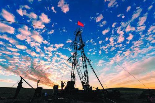 向彭齊鳴會(huì)長(zhǎng)學(xué)習(xí)長(zhǎng)春地質(zhì)學(xué)院的精神